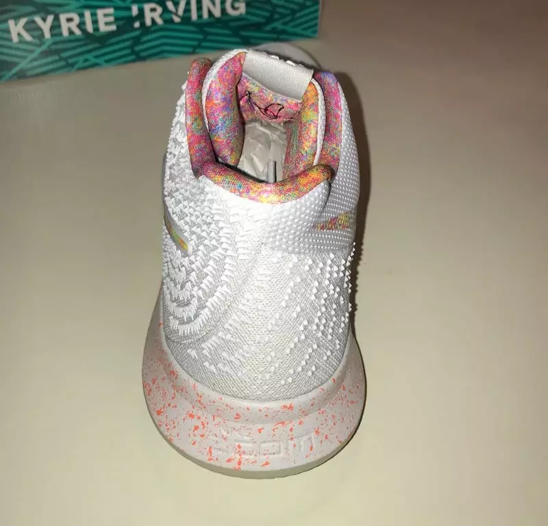 942206-001 EYBL Kyrie 3 hakken