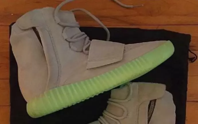 Brilla a la foscor adidas Yeezy 750 Boost