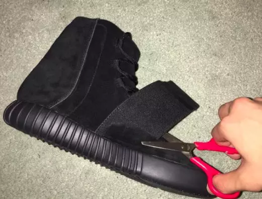 מישהו חתך את הרצועות מה-Yeezy 750 Boost שלו כדי להיות כמו קניה