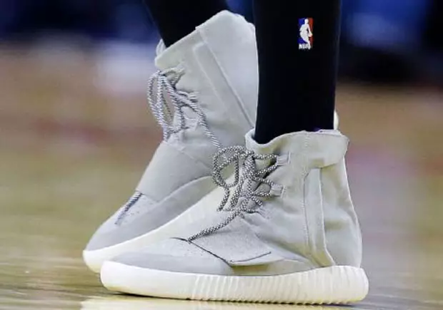 Ник Янг подписывает контракт с adidas и раскачивает Yeezy 750 Boost во время игры