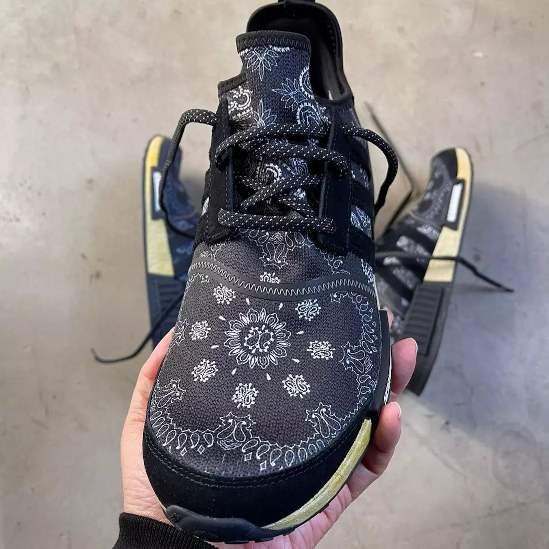 Okolica adidas NMD R1 Paisley 2022 – data premiery