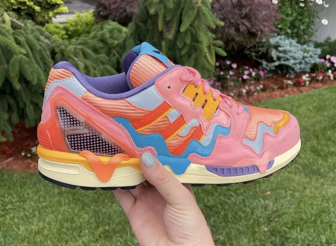 קוק אין דער האַנט פון Bad Bunny's adidas ZX 8000