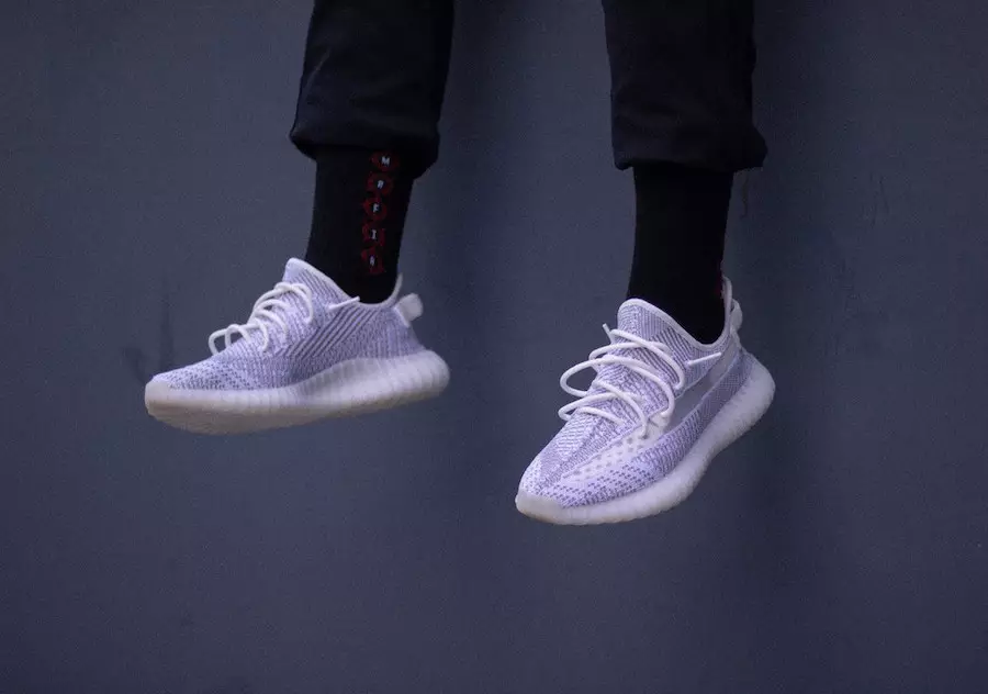 adidas Yeezy Boost 350 V2 Static auf den Füßen