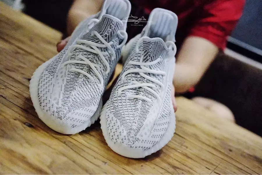 Статични adidas Yeezy Boost 350 V2 Дата на издаване