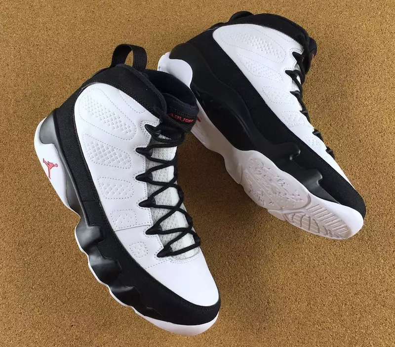 Air Jordan 9 OG ווייַס שוואַרץ רויט מעלדונג טאָג