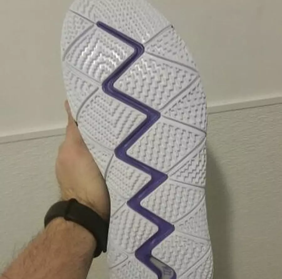 Nike Kyrie 4 melnbalts