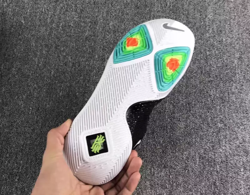 Черная белая подошва Nike Kyrie 3