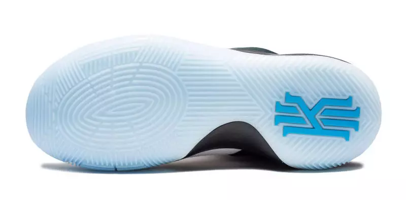 Parata Kyrie 2 disponibile