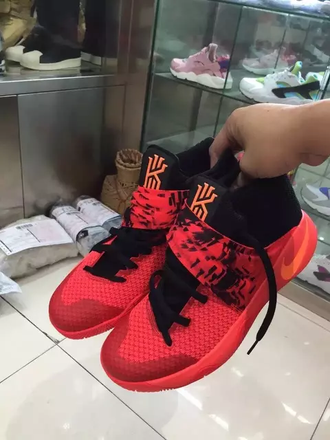 Nike Kyrie 2 ကြက်သွေးရောင်