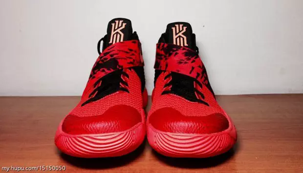 Kyrie 2 negro carmesí