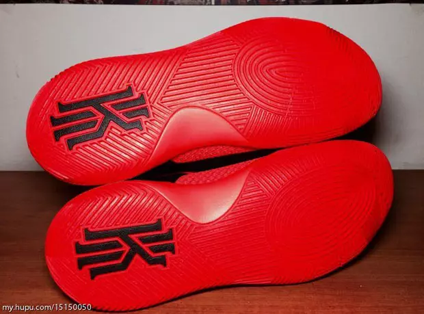 Kyrie 2 màu đen đỏ thẫm