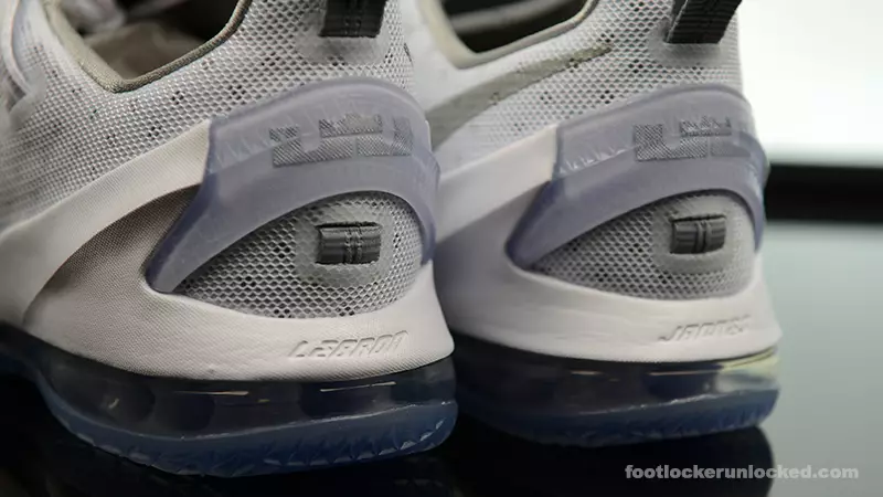 Nike LeBron 13 Low Weiß Metallic Silber erhältlich