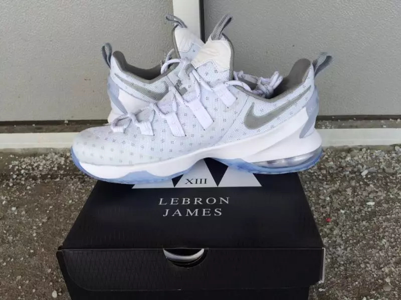 Nike LeBron 13 Low Wäiss Sëlwer