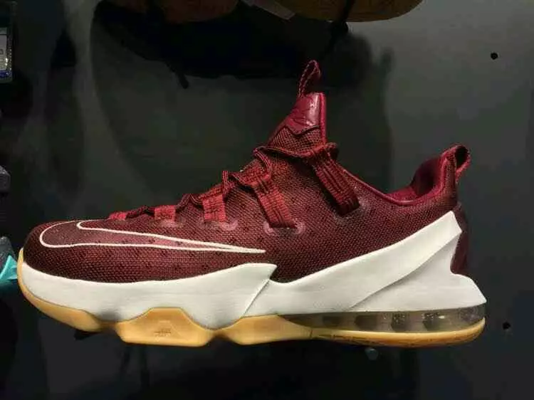 Nike LeBron 13 Mashimo ya Chini