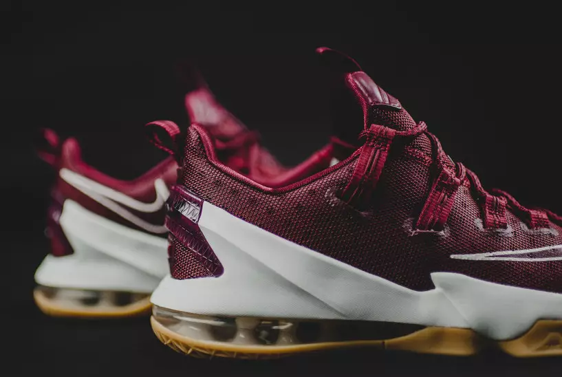 Nike LeBron 13 Low Cavs Team מפרש אדום שחור