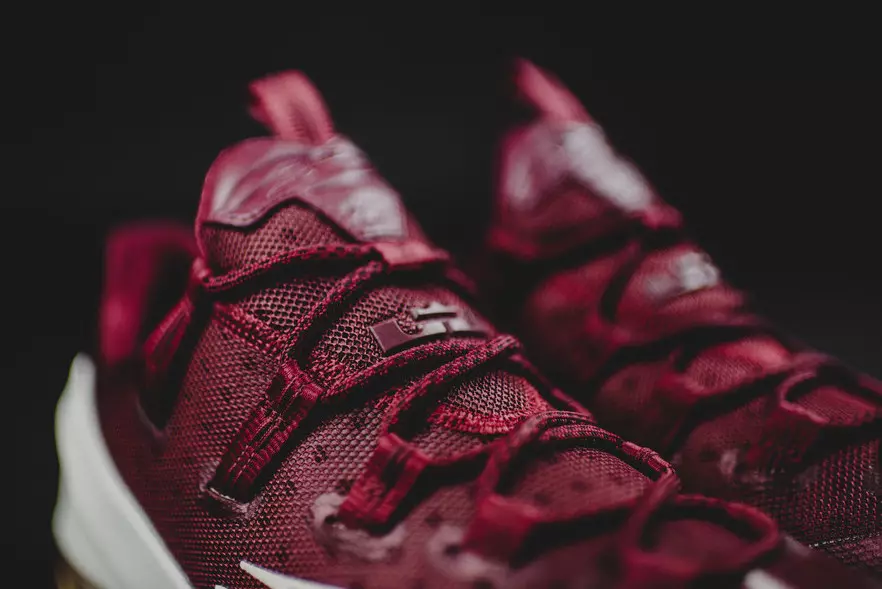 Nike LeBron 13 Foireann Cavs Íseal Dearg Sail Dubh