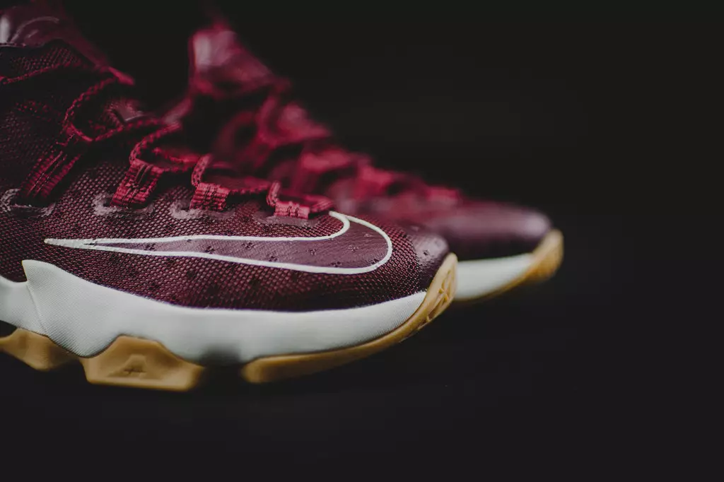 Nike LeBron 13 Low Cavs Team Red Sail Zwart