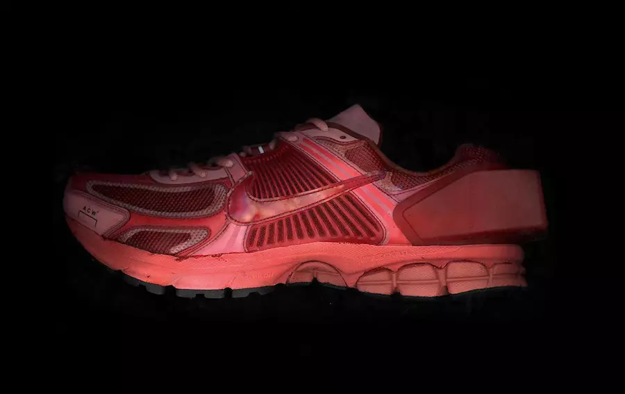 A-kylmäseinäinen Nike Zoom Vomero 5 Red