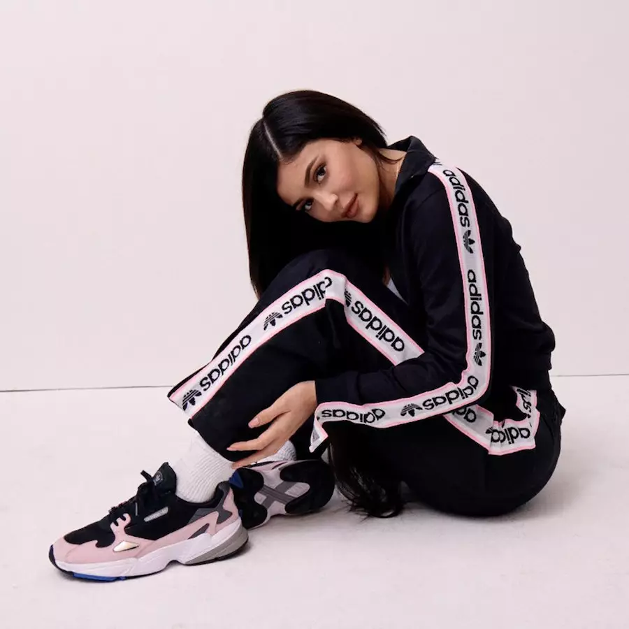 Кајли Џенер adidas Falcon Black Pink B28126 Датум на објавување