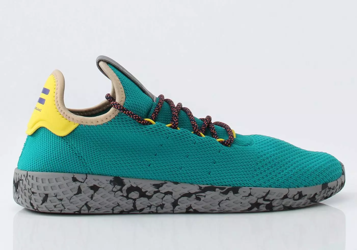 Pharrell x adidas Tennis Hu Sommer 2017 Utgivelsesdato Pris $130 Stilkode: BY2671 (Lyseblå) Stilkode: BY2672 (Tan) Stilkode: BY2673 (Flerfarget) Stilkode: CQ1872 (Teal)