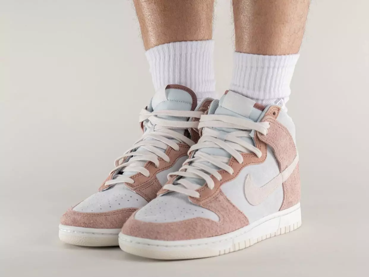 Nike Dunk High Fossil Rose DH7576-400 Utgivelsesdato på føttene