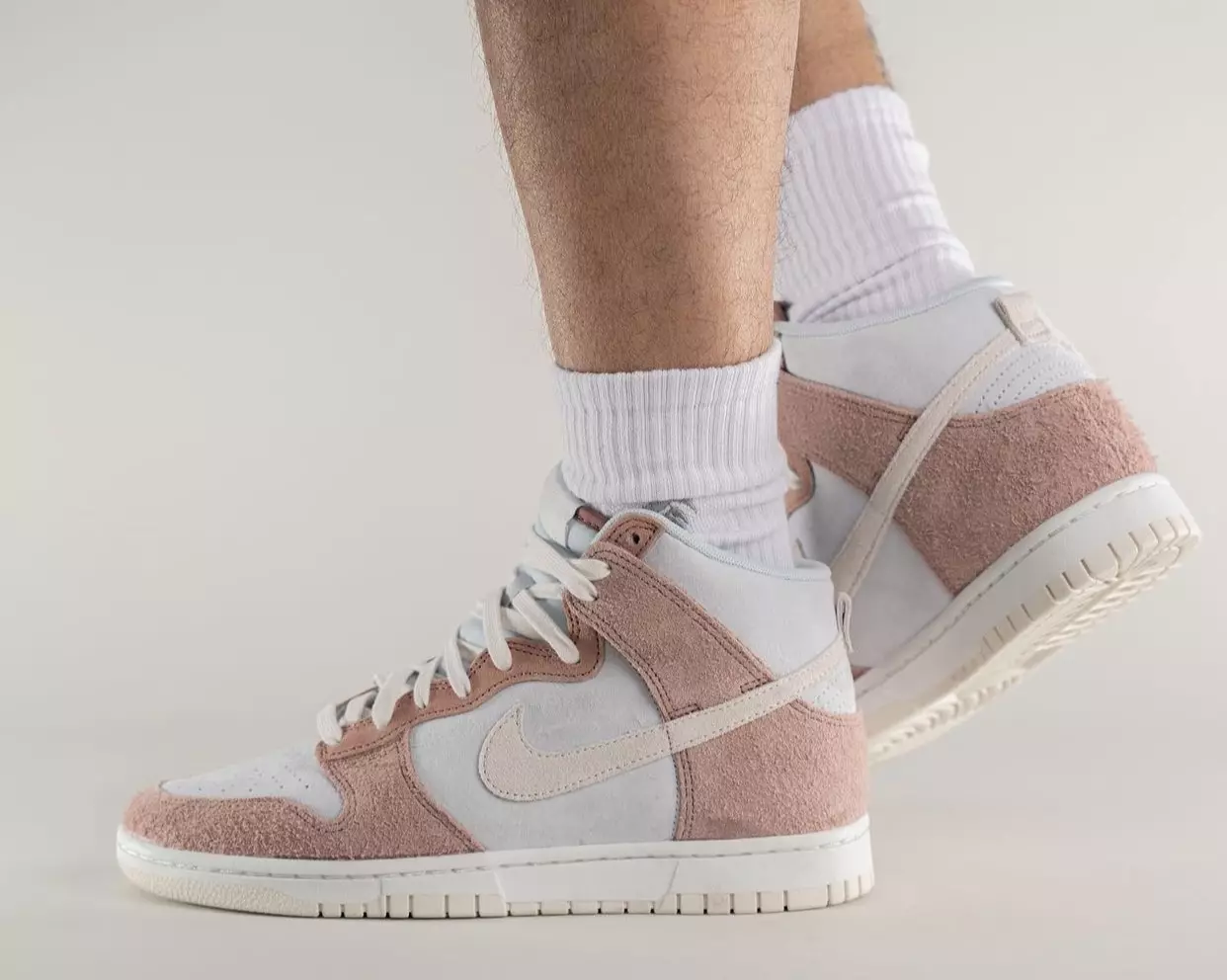 Nike Dunk High Fossil Rose DH7576-400 väljalaskekuupäev jalgadel