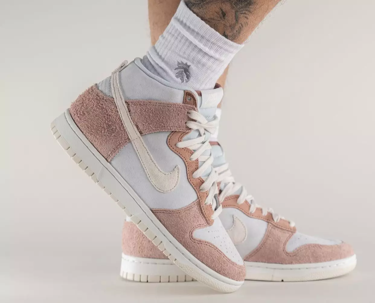 Nike Dunk High Fossil Rose DH7576-400 Fecha de lanzamiento On-Feet