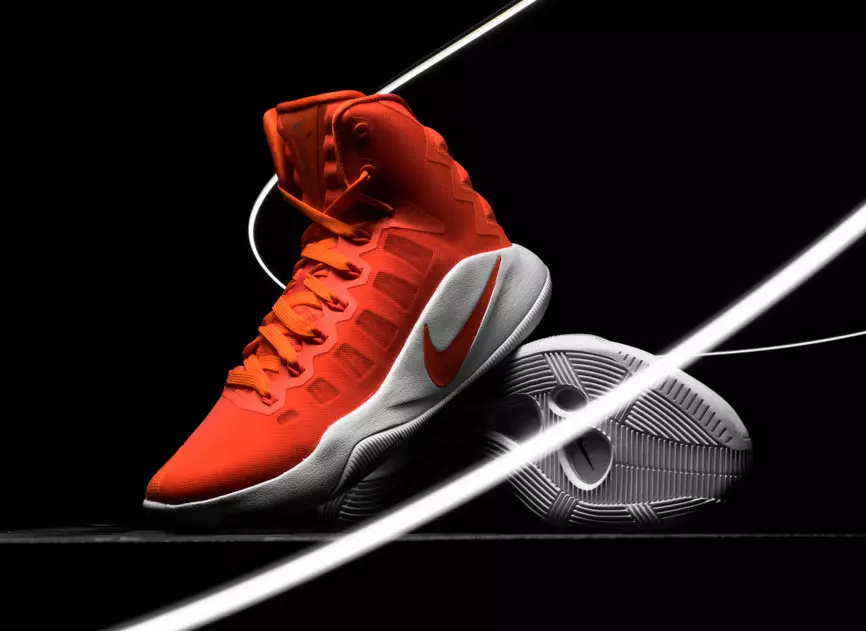 Nike Hyperdunk 2016 выпускает в Team Orange