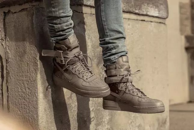 Nike SF-AF1 Desert Camo On Foet