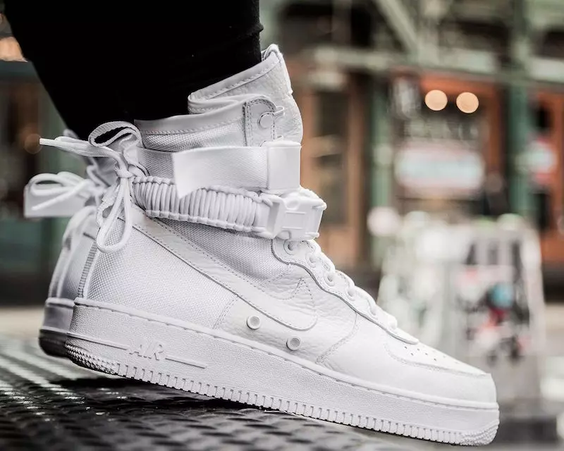 Nike Special Field Air Force 1-bilder på føttene