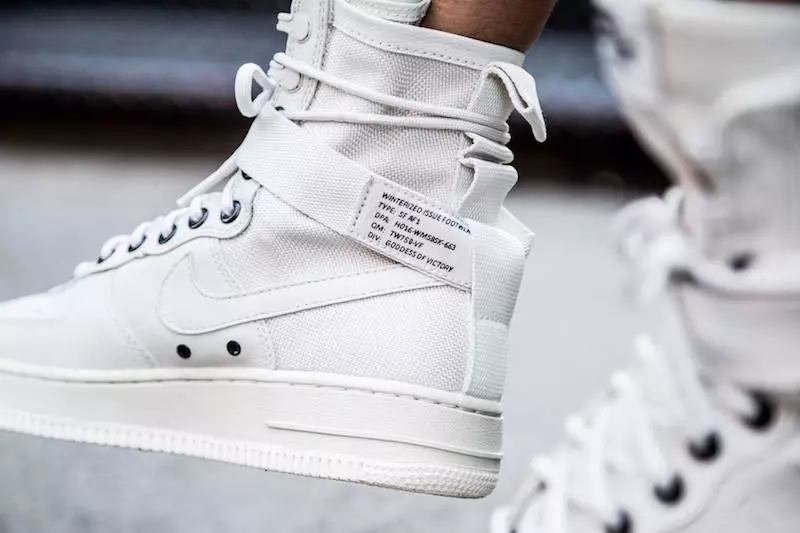 Nike Special Field Air Force 1-bilder på føttene