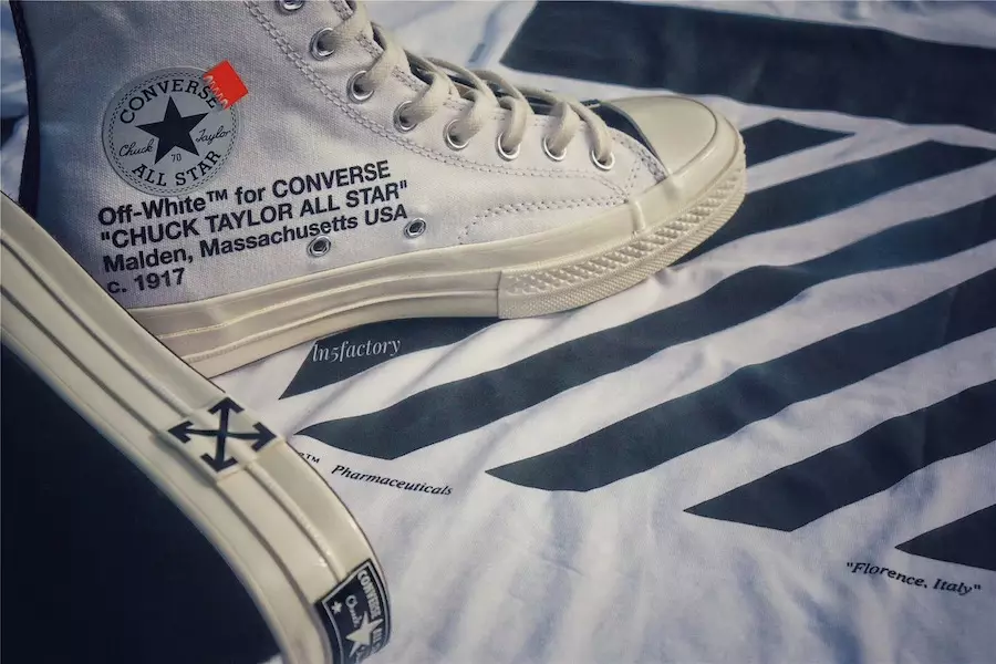 Białawe chuck Taylors