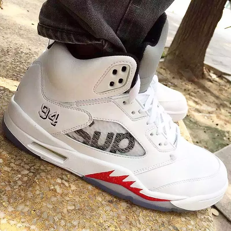 Sur le pied Supreme Air Jordan 5 Blanc