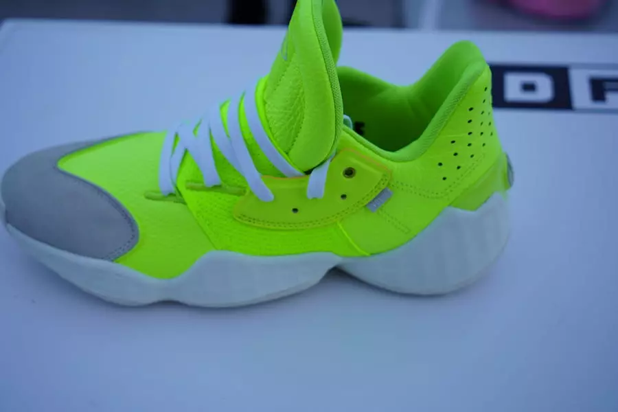 تاريخ إصدار أديداس Harden Vol 4 Neon