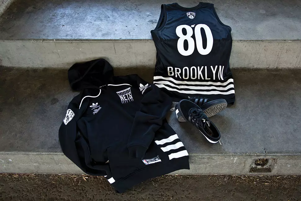 Adidas Skateboarding The Hundreds Lakers Nets Pack будет выпущен 1 октября исключительно для The Hundreds, а более широкий релиз в США запланирован на 16 октября.