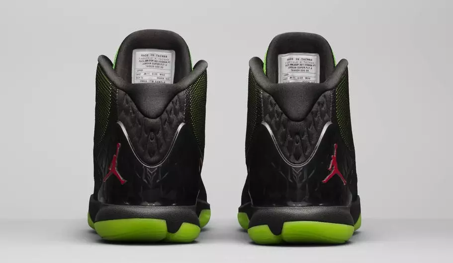 Eitilt Super Marvin an Martian Jordan 4