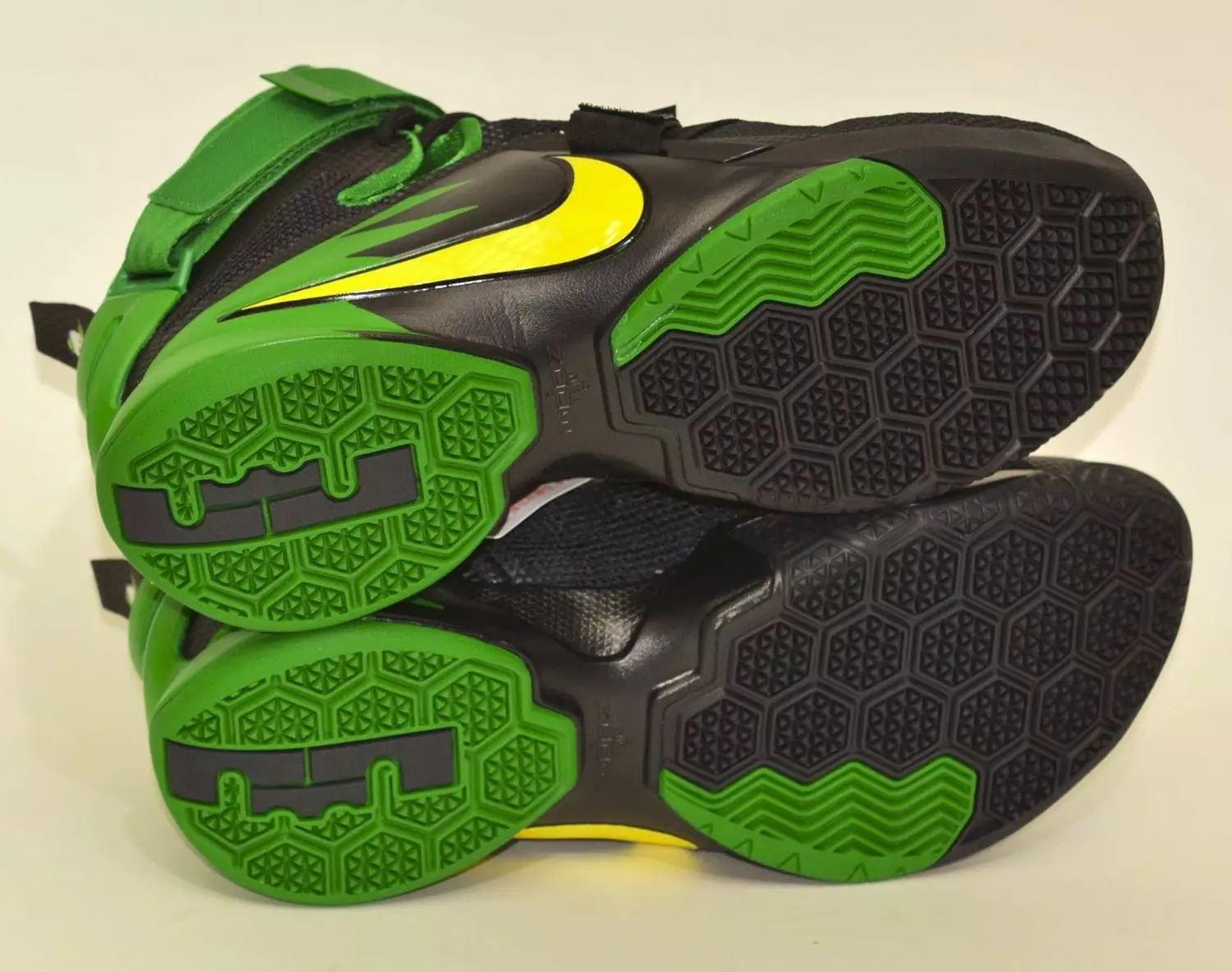 Oregon Bata Nike LeBron Askari 9