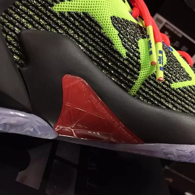 Nike LeBron 12 GS Joker Noir Électrique Vert Cramoisi