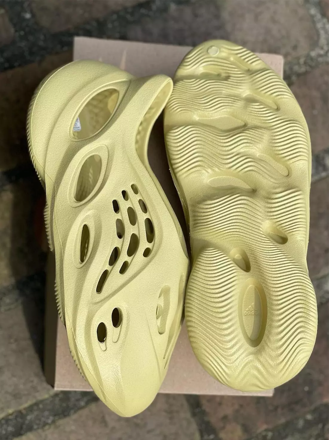 Ngày phát hành adidas Yeezy Foam Runner Sulfur GV6775