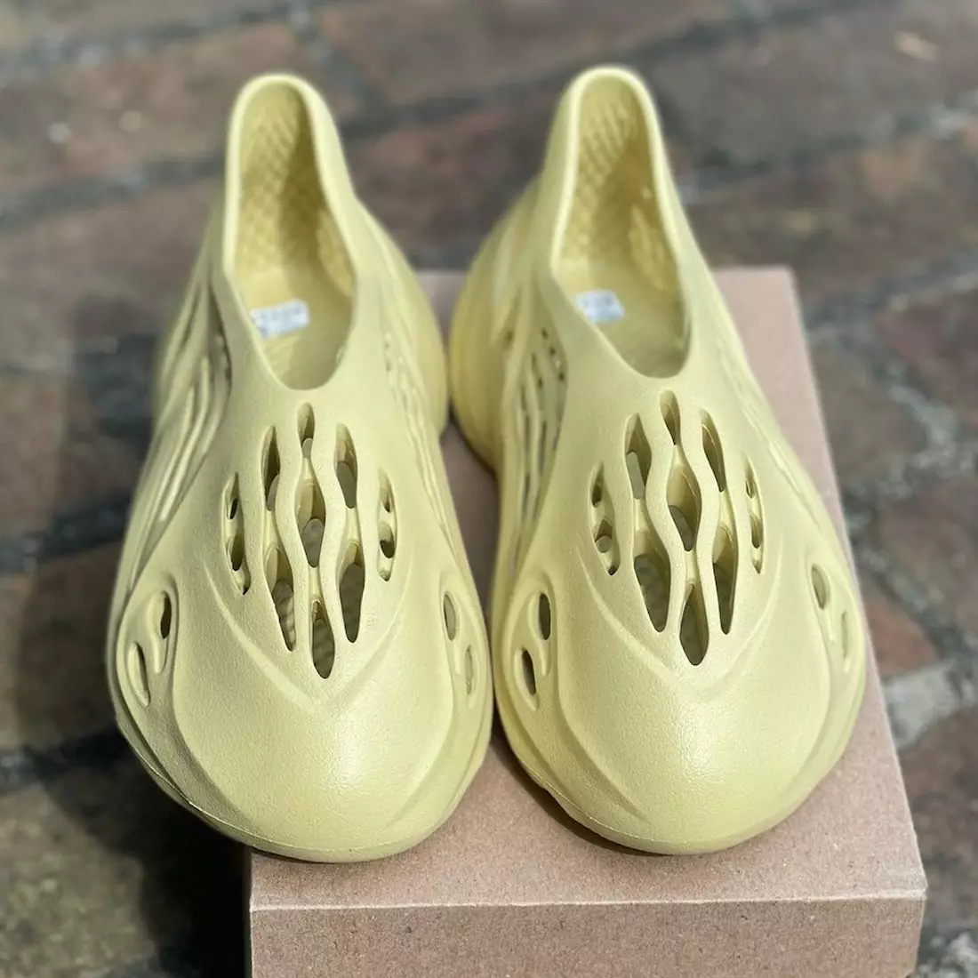 Ngày phát hành adidas Yeezy Foam Runner Sulfur GV6775