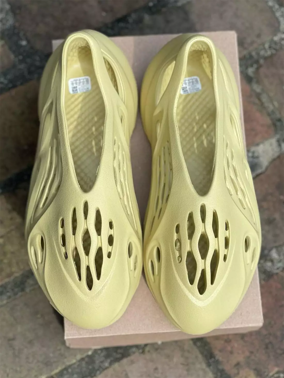 Ngày phát hành adidas Yeezy Foam Runner Sulfur GV6775