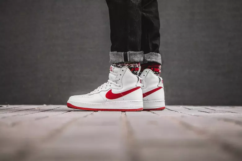 Nike Air Force 1 High-ийн хөл дээрх зургууд