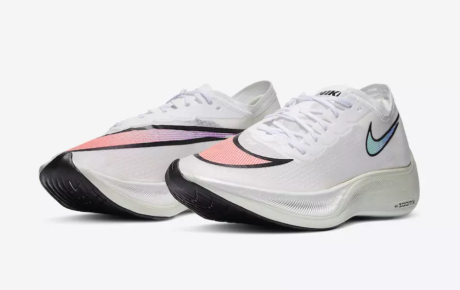 이 Nike ZoomX VaporFly NEXT%는 Hyper Jade와 Flash Crimson을 혼합합니다.