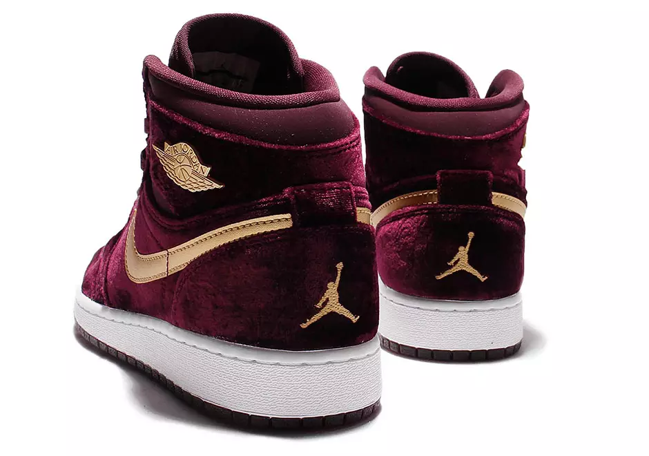 Air Jordan 1 Velvet Erfgename Night Maroon Metallic Goud