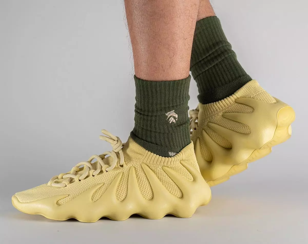 adidas Yeezy 450 ծծմբի թողարկման ամսաթիվը ոտքերի վրա