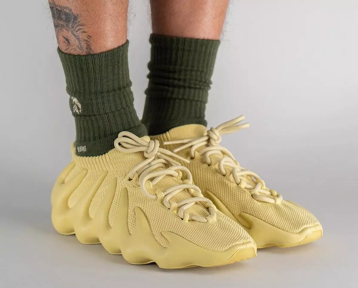adidas Yeezy 450 датум на издавање на сулфур на нозе