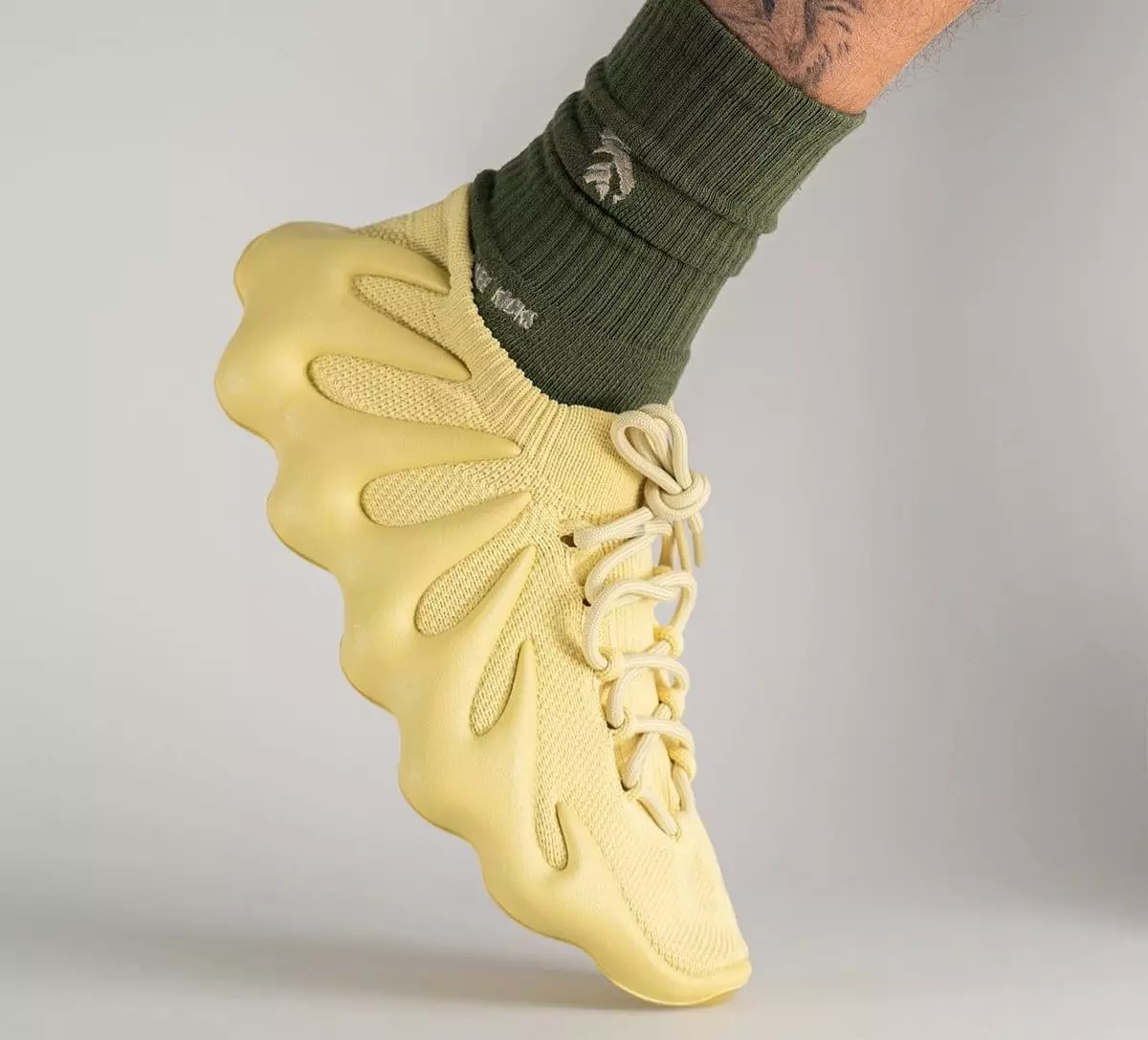 adidas Yeezy 450 ծծմբի թողարկման ամսաթիվը ոտքերի վրա