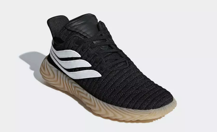 Data de llançament d'adidas Sobakov Black Gum AQ1135