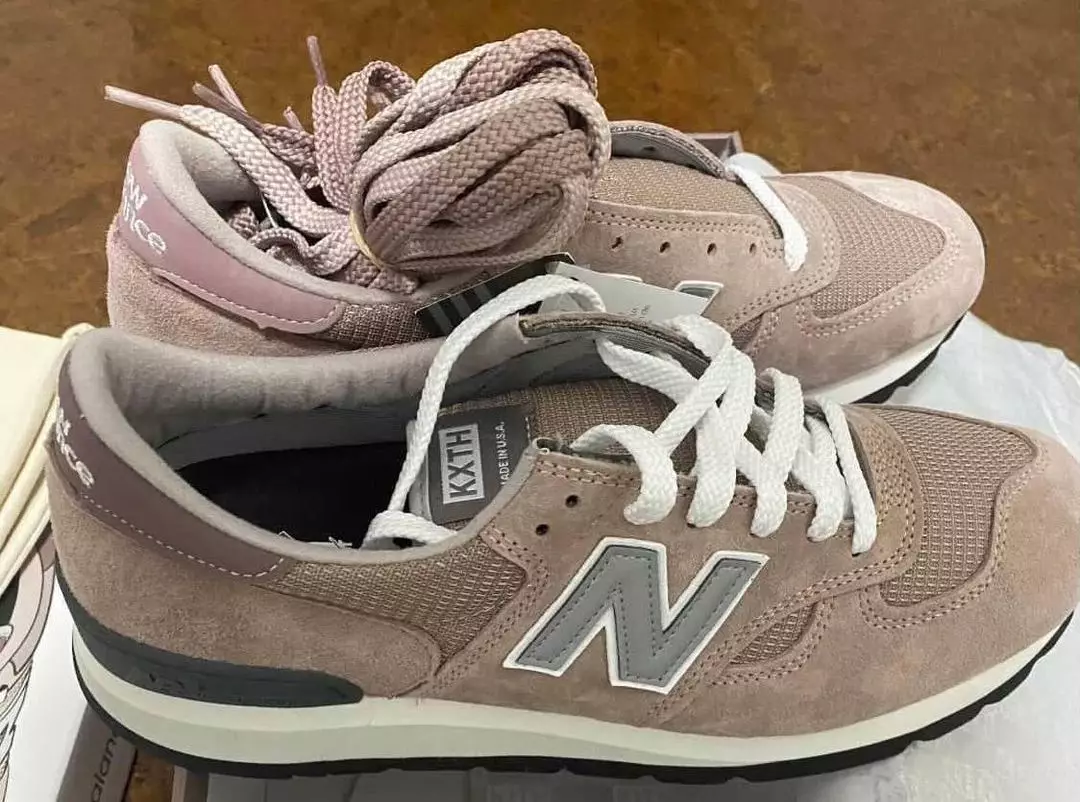 Нигоҳи аввал: Kith x New Balance 990v1 "Рӯзи чанголуд"