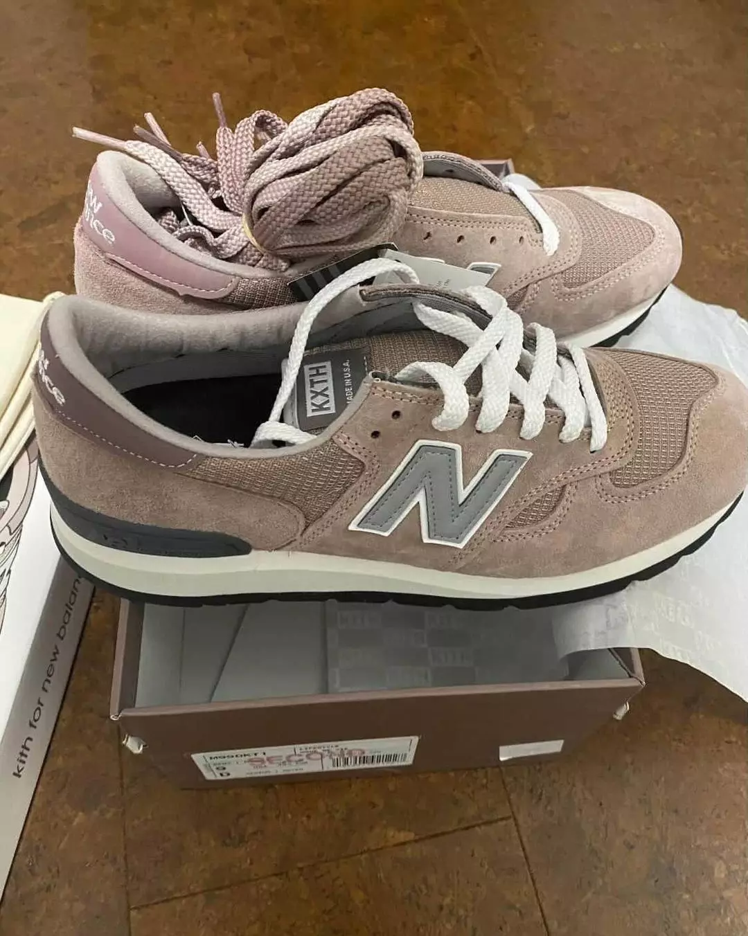 Kith New Balance 990v1 Dusty Rose M990KT1 Datum vydání